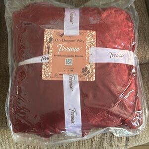 Tirrinia Premium Hoodie Blanket in Maroon Color